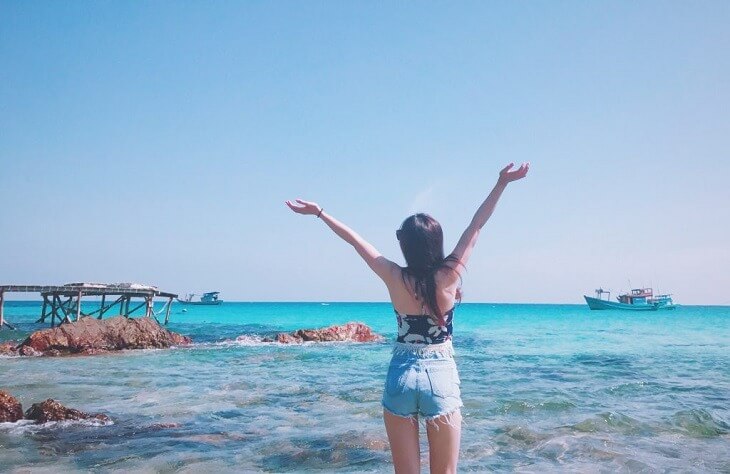 Cách tạo dáng giơ hai tay