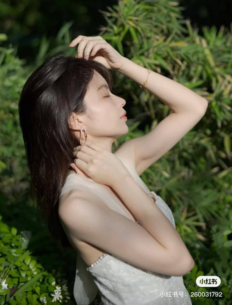 Chụp ảnh dáng đứng nghiêng nhẹ nhàng