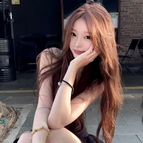 Chụp hình ngồi xổm chống cằm