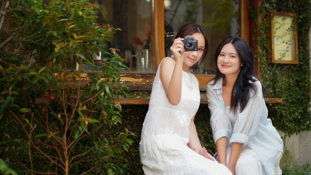Cùng nhau cười rạng rỡ trước camera
