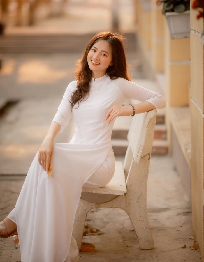 Tạo dáng trong bộ áo dài trắng